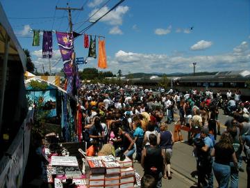 web_people.jpg (28304 bytes)